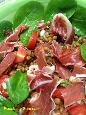 ENSALADA DE LENTEJAS, HOJITAS DE ESPINACAS BABY Y JAMÓN