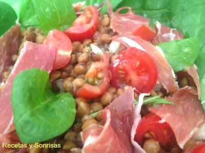 ENSALADA DE LENTEJAS, HOJITAS DE ESPINACAS BABY Y JAMÓN