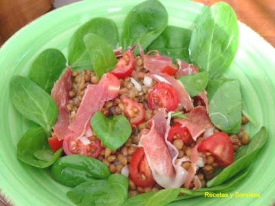 ENSALADA DE LENTEJAS, HOJITAS DE ESPINACAS BABY Y JAMÓN