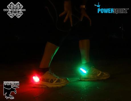 Correr en horas nocturnas ya no es un problema  de seguridad. Mantente visible con la garantía de Power Spurz y Power Armz de FIXGEAR EU