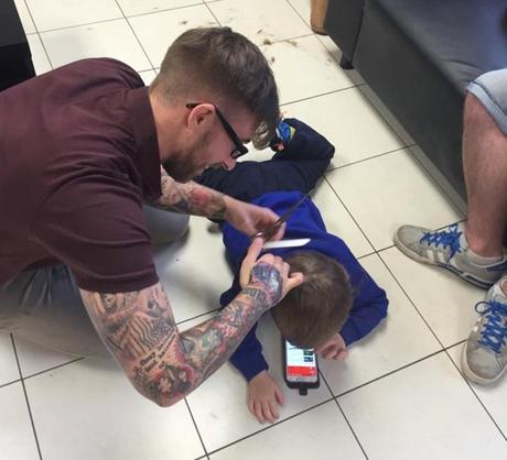 Cortar el pelo a un niño autista