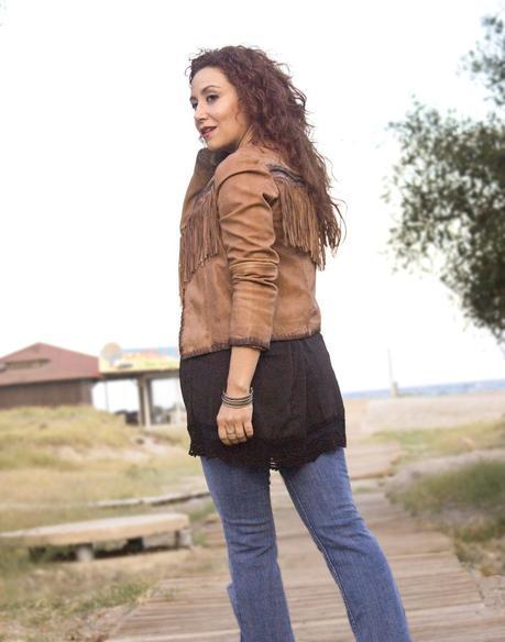 Vaqueros Acampanados en un look Boho-Flared jeans in a Boho look