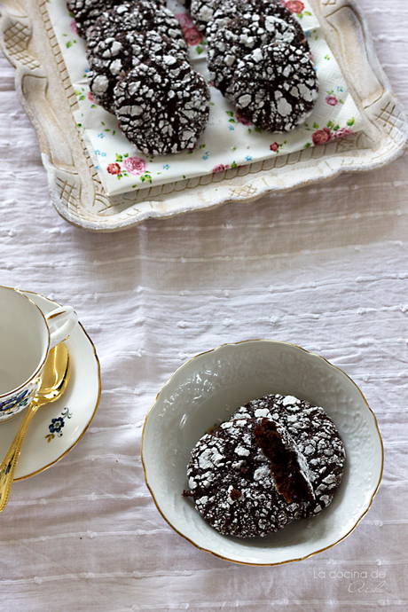 Galletas craqueladas de chocolate y canela con pepitas de cacao Galletas craqueladas de chocolate y canela con pepitas de cacao