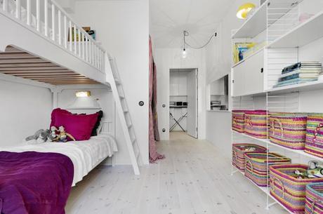 Destacar sobre el blanco. Decorando con el color Almacenaje en el cuerto de los niños