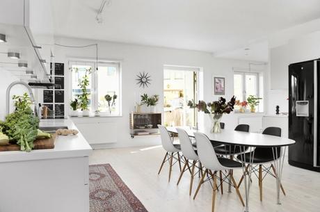 Destacar sobre el blanco. Decorando con el color Sillas eames tapizadas