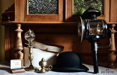 antiguedades decocorativas, vintage, antiguo farol de carruaje, bombín, lamparas de aceite, bolsos vintage, red joya de azabache, portaplumas cristal