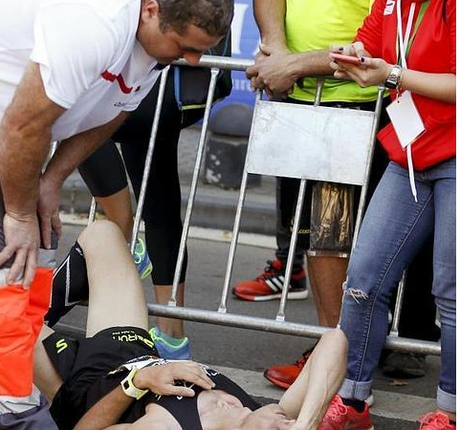 Muere un atleta en la medio maratón Behobia-San Sebastián, cuatro en la UCI y 15 en observación