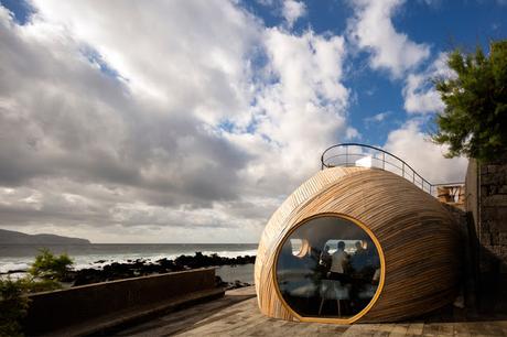 Fusión de edificio histórico rehabilitado y anexo de madera contemporáneo