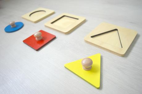Materiales Montessori: Puzzles sencillos con botón – Montessori Materials: Toddler puzzles