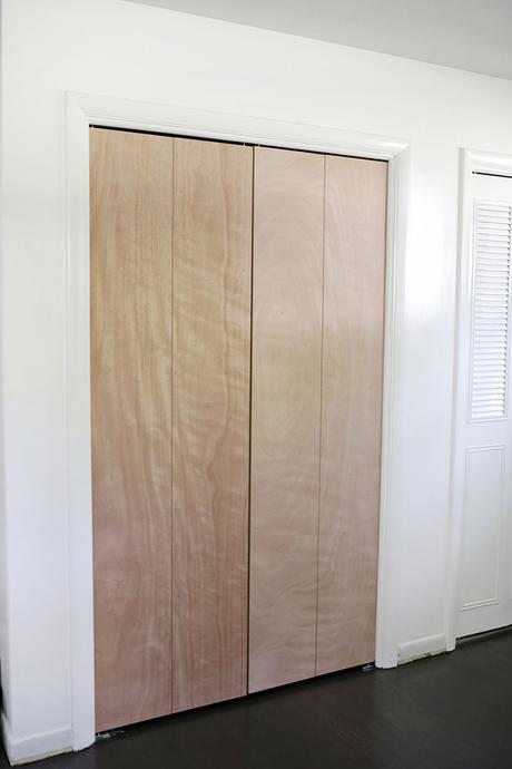 ANTES Y DESPUÉS: adiós a las aburridísimas puertas de armarios de los pisos de obra nueva!