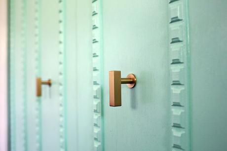 ANTES Y DESPUÉS: adiós a las aburridísimas puertas de armarios de los pisos de obra nueva!