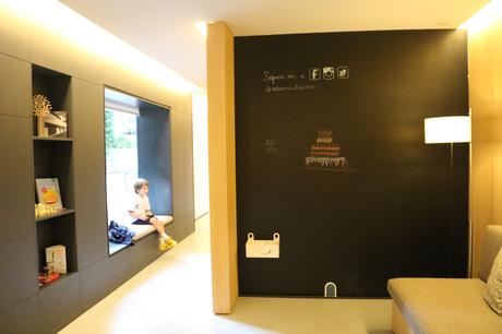 Mi hijo iba encantado. Se sentía importante y mayor por ser él el único en ir al médico pero me hizo gracia que al tumbarse en el sillón dijera: 