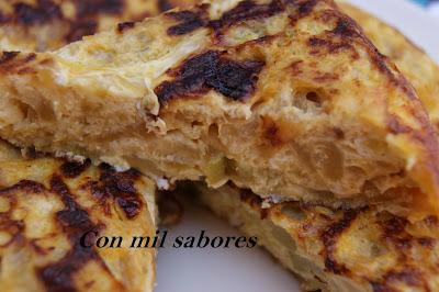 TORTILLA DE CALABACÍN Y CEBOLLA CARAMELIZADA
