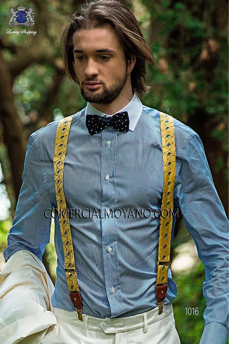 Tirantes en tejido de seda jacquard con predominio de color oro - azul. Sujeción en cuero con botones negros, en delantero y en espalda.