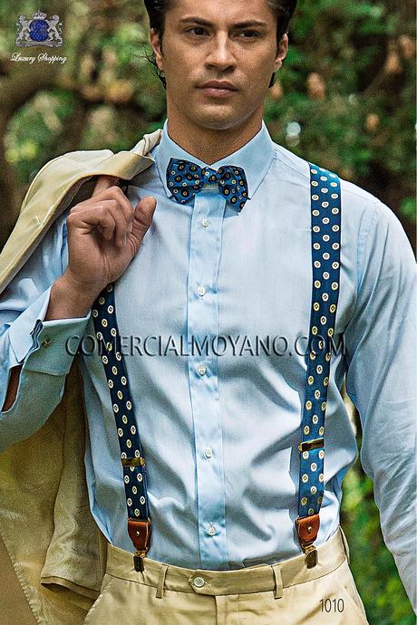 Tirantes en seda jacquard de color celeste. Sujeción en cuero con botones negros, en delantero y en espalda. Ottavio Nuccio Gala.