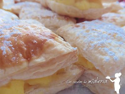 Pastelitos de hojaldre con crema pastelera. 