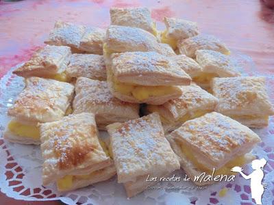 Pastelitos de hojaldre con crema pastelera. 