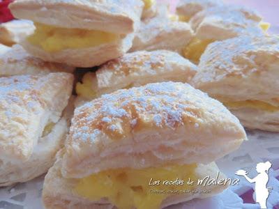 Pastelitos de hojaldre con crema pastelera. 