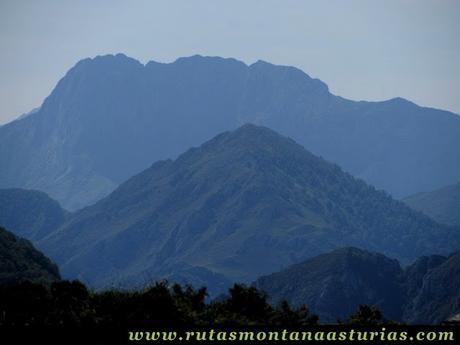 Ruta Lagos de Covadonga PR PNPE-2: Vista del Tiatordos, desde la Porra de Enol