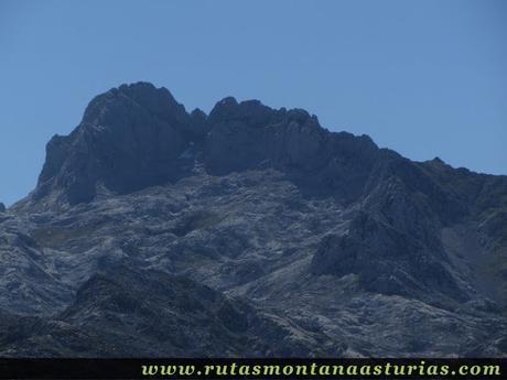 Ruta Lagos de Covadonga PR PNPE-2: Vista de la Torre de Santa María de Enol desde el Mosquital