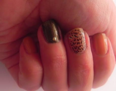 Look-para-todo de otoño: Marrón con toques de color (look y manicura)