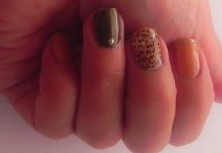 Look-para-todo de otoño: Marrón con toques de color (look y manicura)