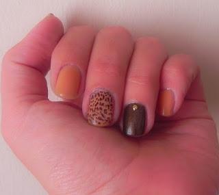 Look-para-todo de otoño: Marrón con toques de color (look y manicura)