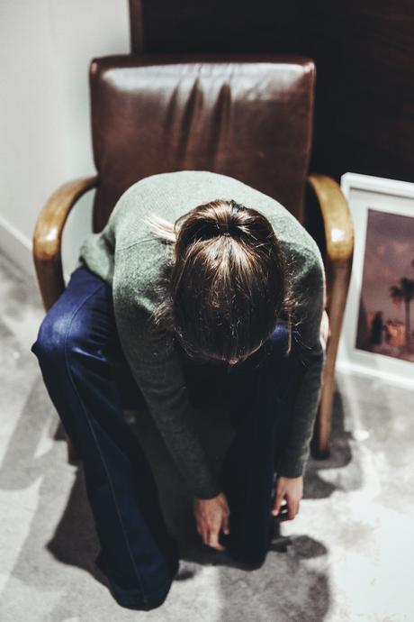 _7_For_All_Making-Denim-Flared_Jeans-Outfit-13