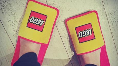 LEGO crea unas zapatillas para proteger tus pies de las piezas olvidadas en el suelo