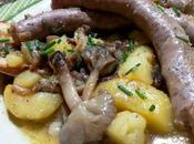 Salchichas frescas patatas setas Salsiccie funghi patate