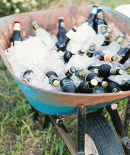 Cervezas en hielo dentro de una carretilla