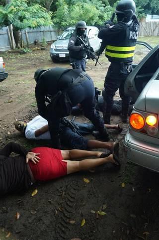 Policías de Migración de Costa Rica inmovilizaron, en un sector cercano a la frontera con Nicaragua, a dos mujeres y un hombre integrantes de una red de tráfico de migrantes cubanos.