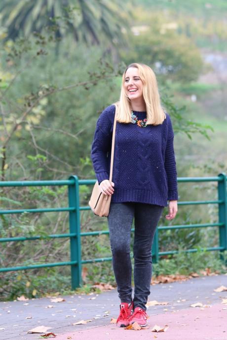 Con collar de flores