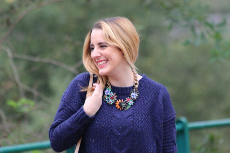 Con collar de flores