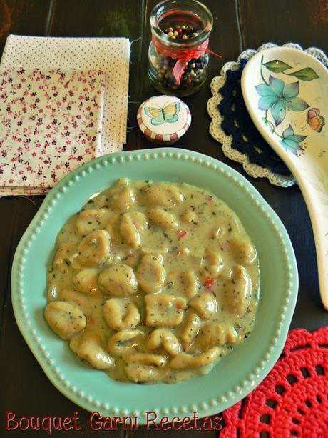 Ñoquis de harina de garbanzos con salsa de zanahorias y curry (libres de gluten y veganos)