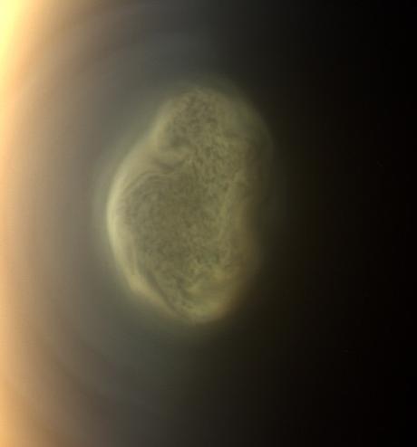 Cassini fotografía una enorme nube de hielo en el polo sur de Titán. Se acerca el invierno