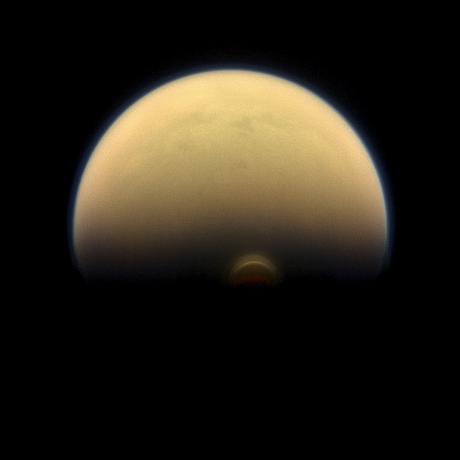 Cassini fotografía una enorme nube de hielo en el polo sur de Titán. Se acerca el invierno