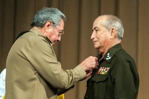 Raúl Castro presidió acto en conmemoración de independencia de #Angola