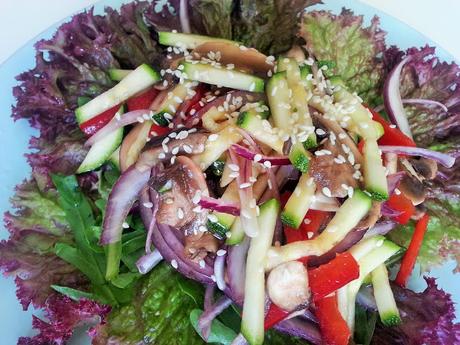 Ensalada crudivegana de champiñones marinados