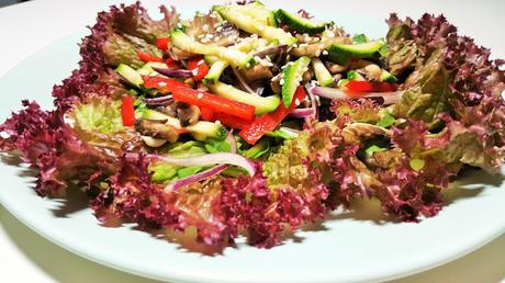 Ensalada crudivegana de champiñones marinados