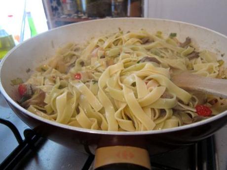 nidos-de-pasta-con-gambas-setas-y-tomates-cherry-08