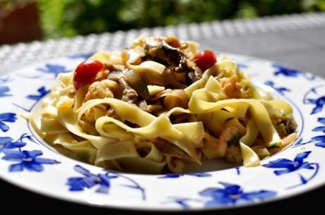 nidos-de-pasta-con-gambas-setas-y-tomates-cherry-12