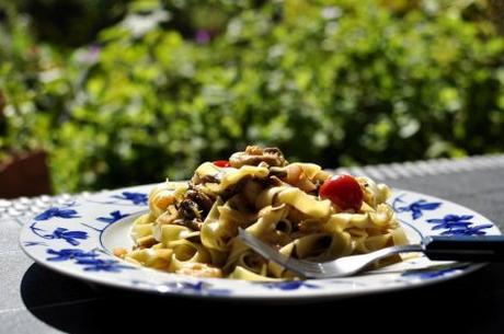 nidos-de-pasta-con-gambas-setas-y-tomates-cherry-11