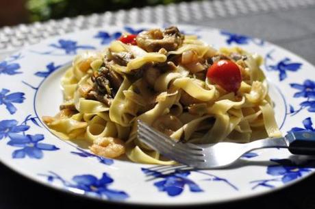 nidos-de-pasta-con-gambas-setas-y-tomates-cherry-10