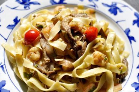 nidos-de-pasta-con-gambas-setas-y-tomates-cherry-13