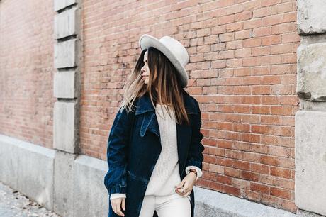 Denim_Coat-White_Outfit-GRey_Hat-Lack_OF_Colors-Sneakers-Outfit-Street_Style-40