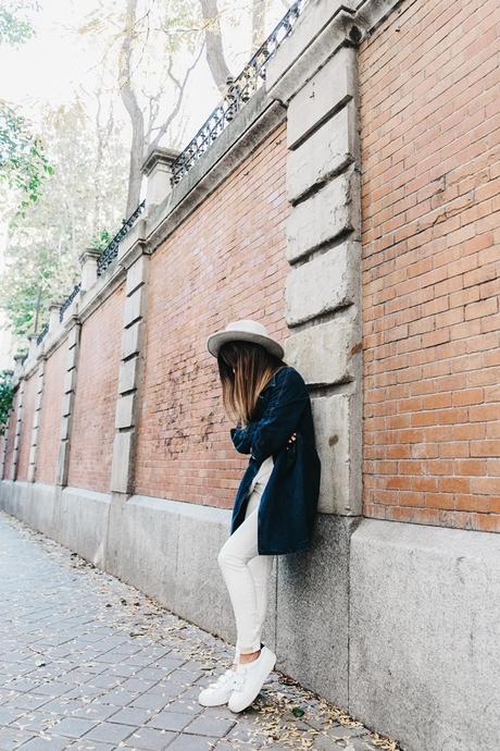 Denim_Coat-White_Outfit-GRey_Hat-Lack_OF_Colors-Sneakers-Outfit-Street_Style-