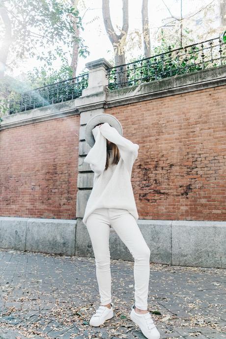 Denim_Coat-White_Outfit-GRey_Hat-Lack_OF_Colors-Sneakers-Outfit-Street_Style-24