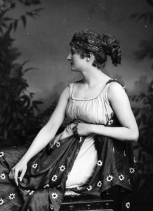 Actriz interpretando a Hypatia. c. 1900