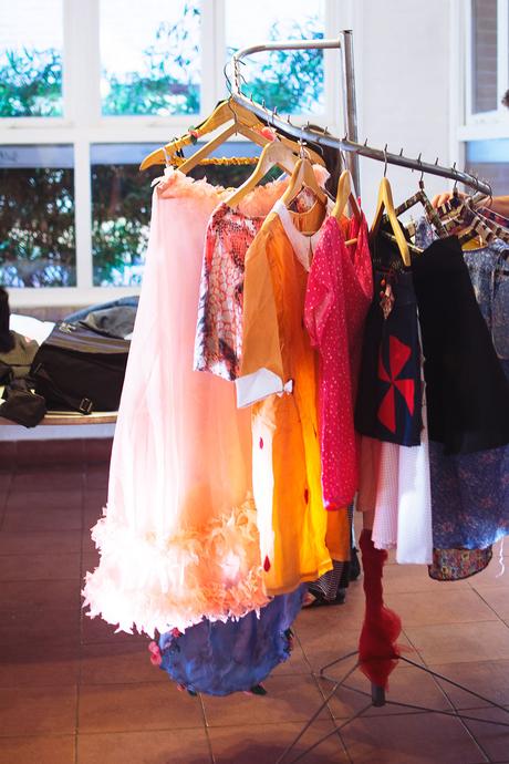 perchero-feria-ropa-artesanal-hecho-a-mano-prendas-intervenidas